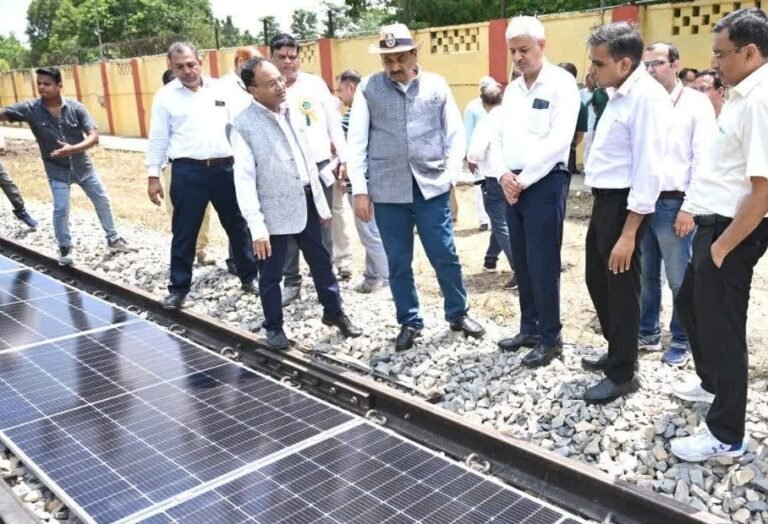 ভারতীয় রেলওয়ের ঐতিহাসিক পদক্ষেপ: বারাণসীতে ট্র্যাকে সোলার প্যানেল স্থাপন